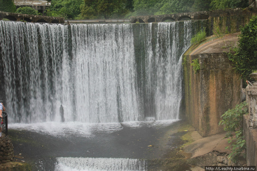 рукотворный водопад 