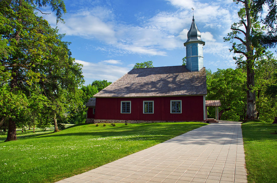 Турайда на языке древних жителей, ливов, значит Сад бога. На територии расположен музей Гора-дайн — это сад скульптур, посвященных латышскому фольклору. Там же находится Турайдская церковь – одна из старейших деревянных церквей в Латвии – была построена в 1750 году. Сигулда, Латвия