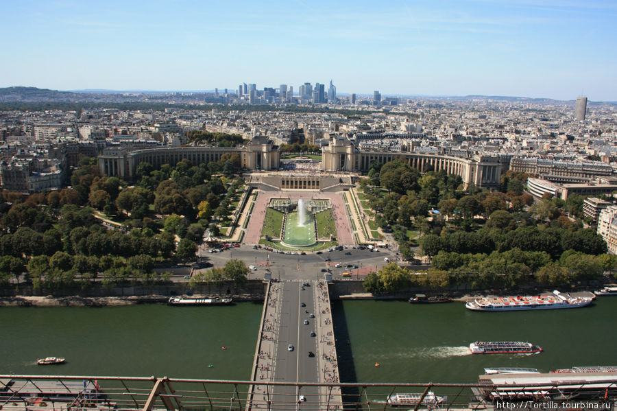 Вид с Эйфелевой башни — на площадь Трокадеро и Дефанс Париж, Франция