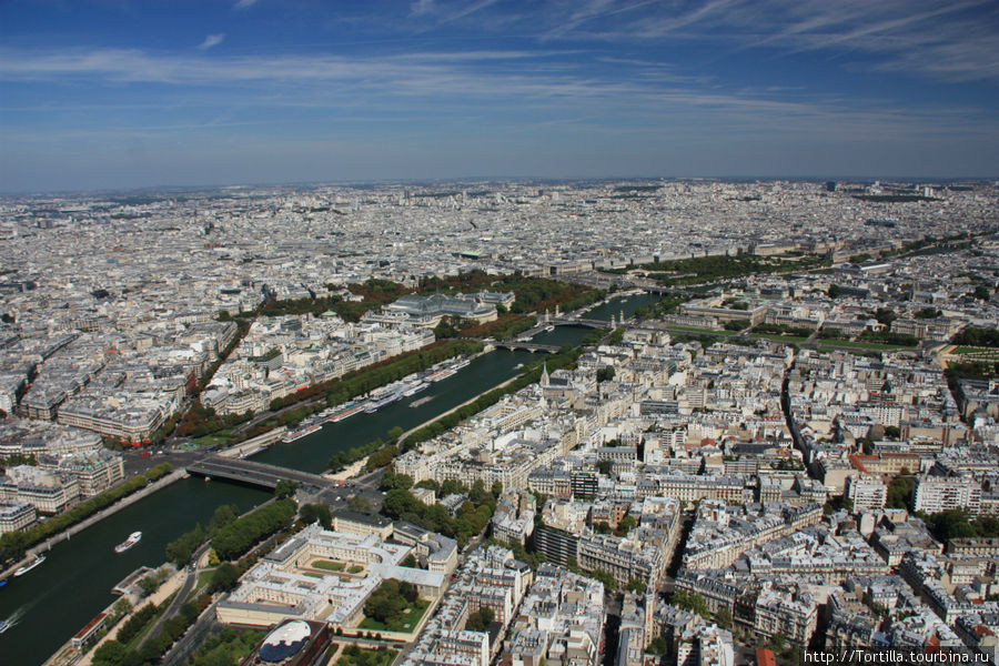 Вид с Эйфелевой башни — Большой и Малый дворцы Париж, Франция
