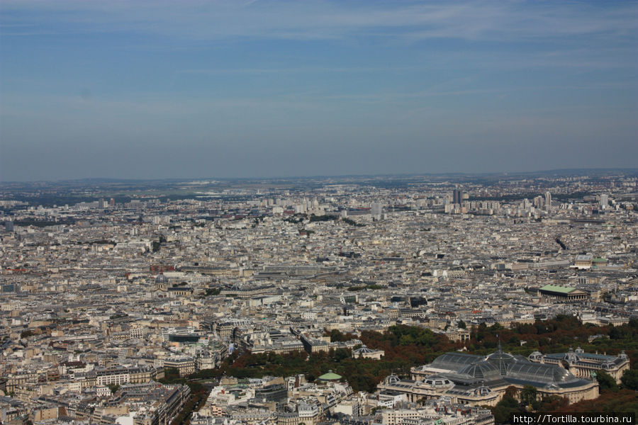 Вид с Эйфелевой башни — на Монмартр Париж, Франция