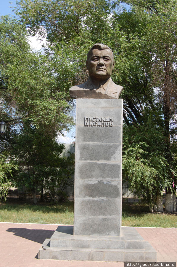 Памятник М. Иксанову Уральск, Казахстан