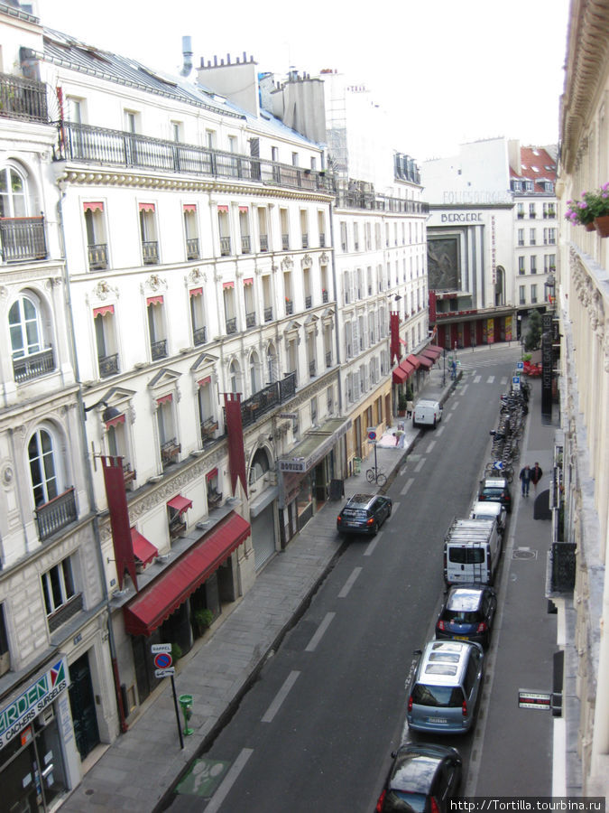 Вид на улицу из окна отеля Париж, Франция
