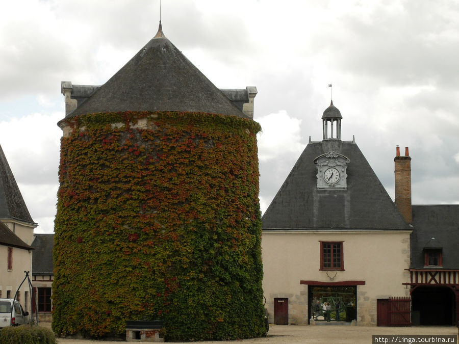 Бывшая голубятня XI века была перестроена в XVI веке. Сейчас в ней водонапорная башня. Шеверни, Франция
