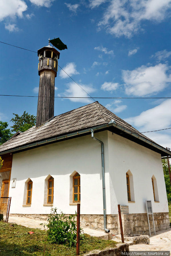 Деревянный минарет на мечети. Редко такой увидишь Яйце, Босния и Герцеговина