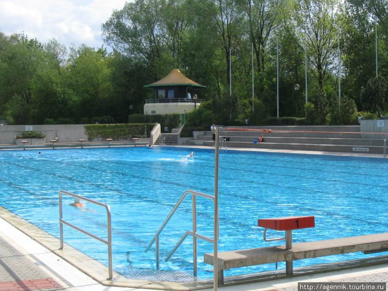 Комплекс бассейнов возле Спортплац — спортивный бассейн Унтерхахинг, Германия