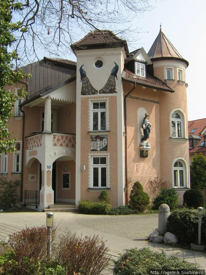 Старый дом на Мюнхенерштрассе — это уже югенштиль Унтерхахинг, Германия