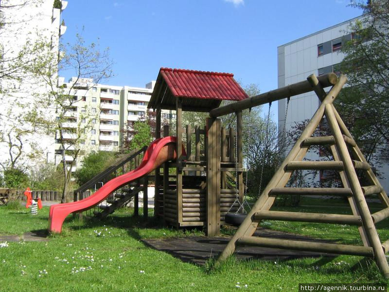 Детская площадка на Лена Кристмас штрассе Унтерхахинг, Германия