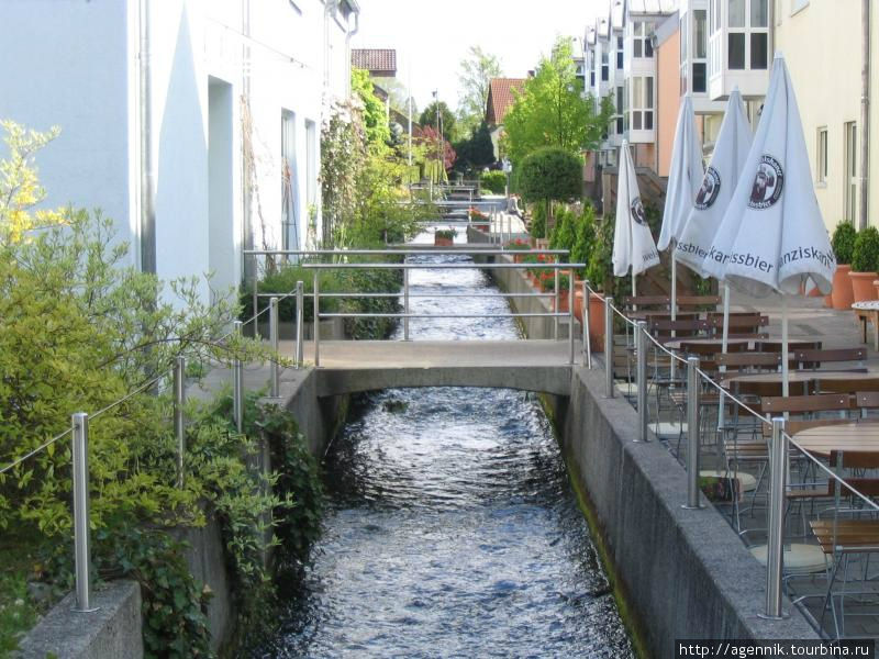 Здесь ручей обретает набережные, многочисленные мостики между домами, по всему берегу — пивные, кафе и пиццерии Унтерхахинг, Германия