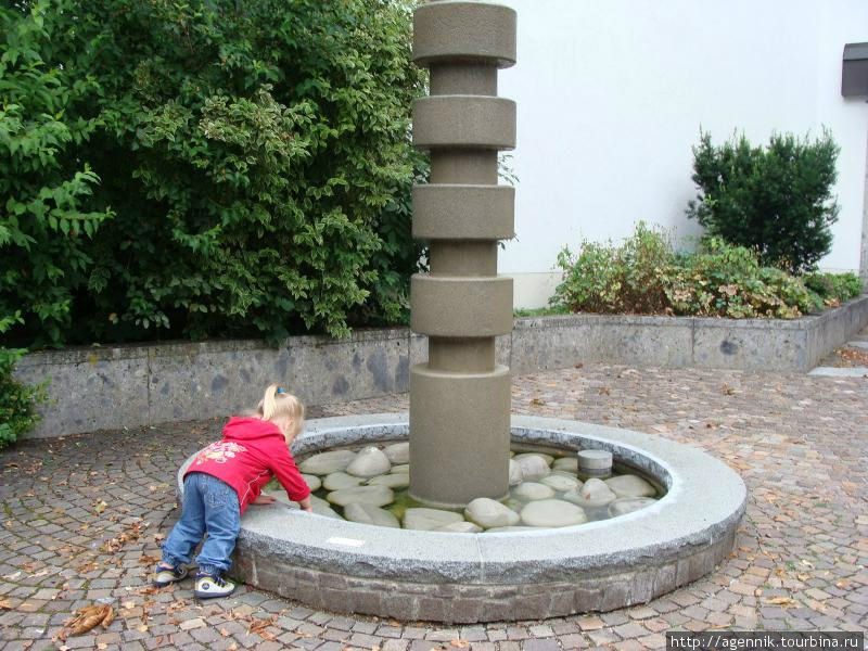 Еще один фонтан возле Ратхауза Унтерхахинг, Германия