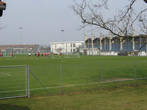 Школа — видно профессионально футбольное поле рядом с ней