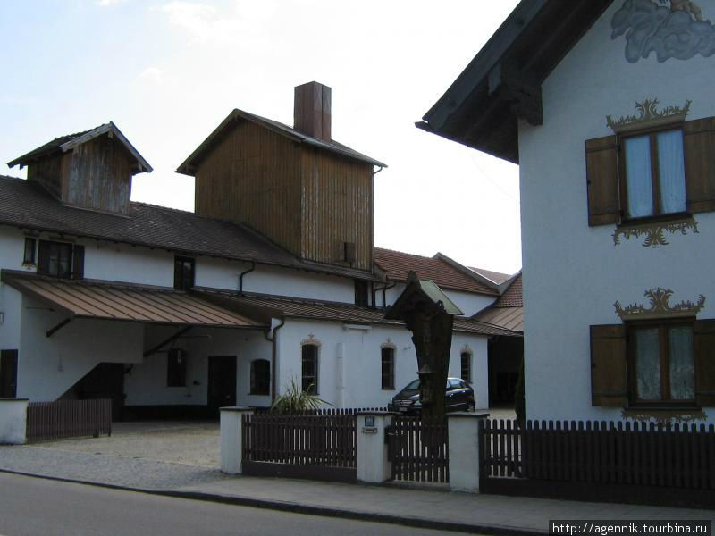Хозяйственные постройки в старой части Унтерхахинг, Германия