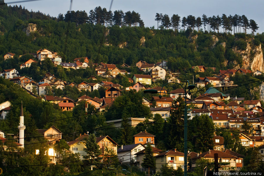 И старые дома в пригородах на горе Сараево, Босния и Герцеговина