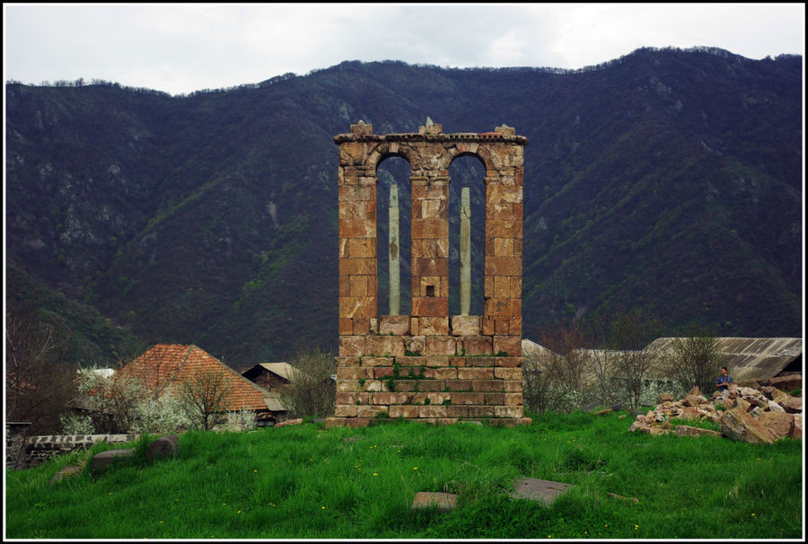 Одзунский монастырь — храм с серпом и молотом Одзун, Армения
