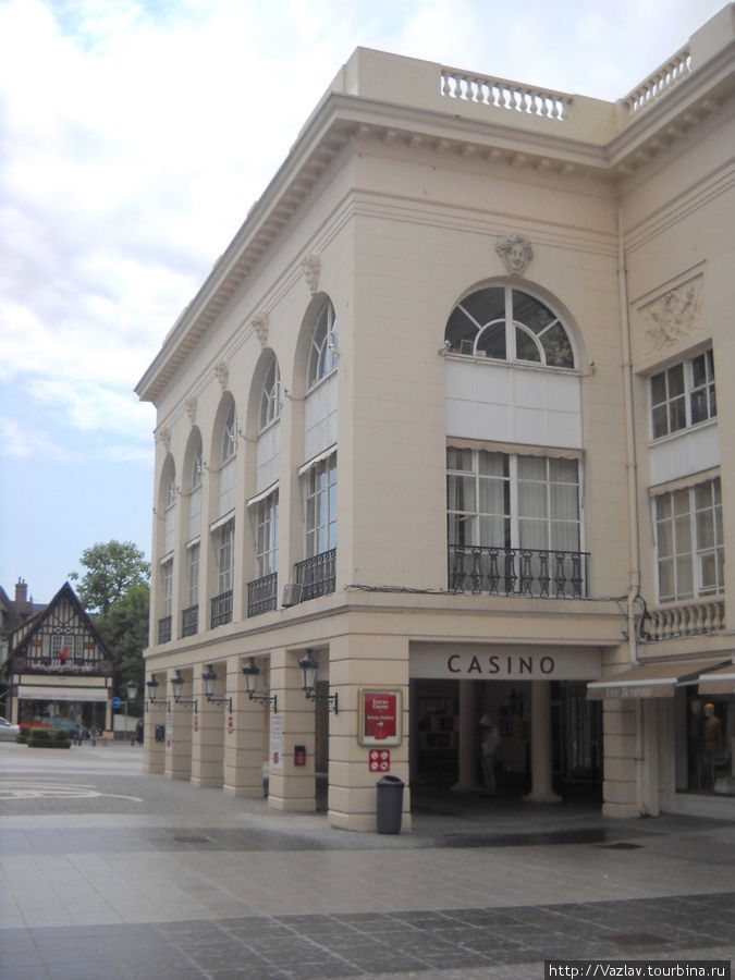 Боковой фасад здания Довилль, Франция