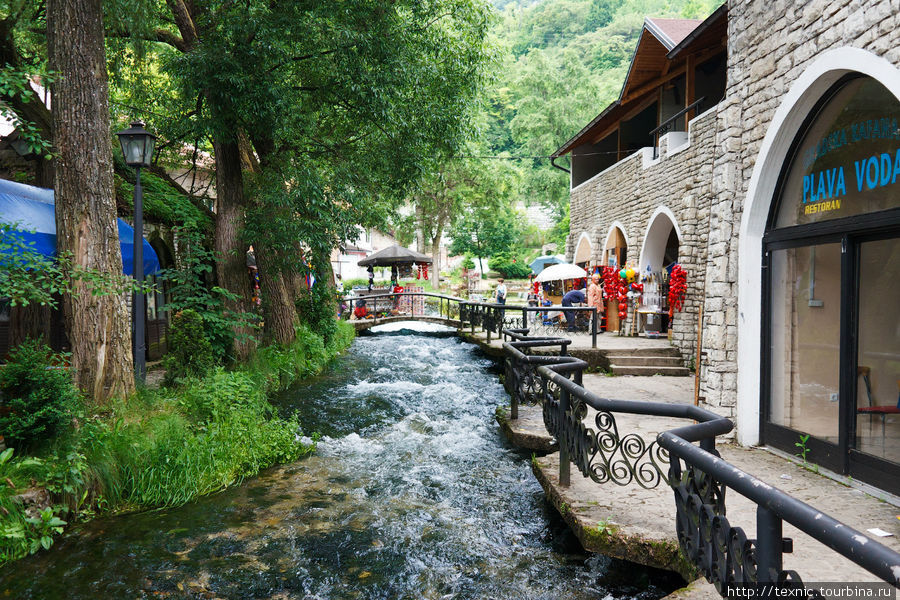 Это место называется «Plava voda» — традиционное место отдыха местного населения и туристов Травник, Босния и Герцеговина