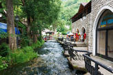 Это место называется «Plava voda» — традиционное место отдыха местного населения и туристов