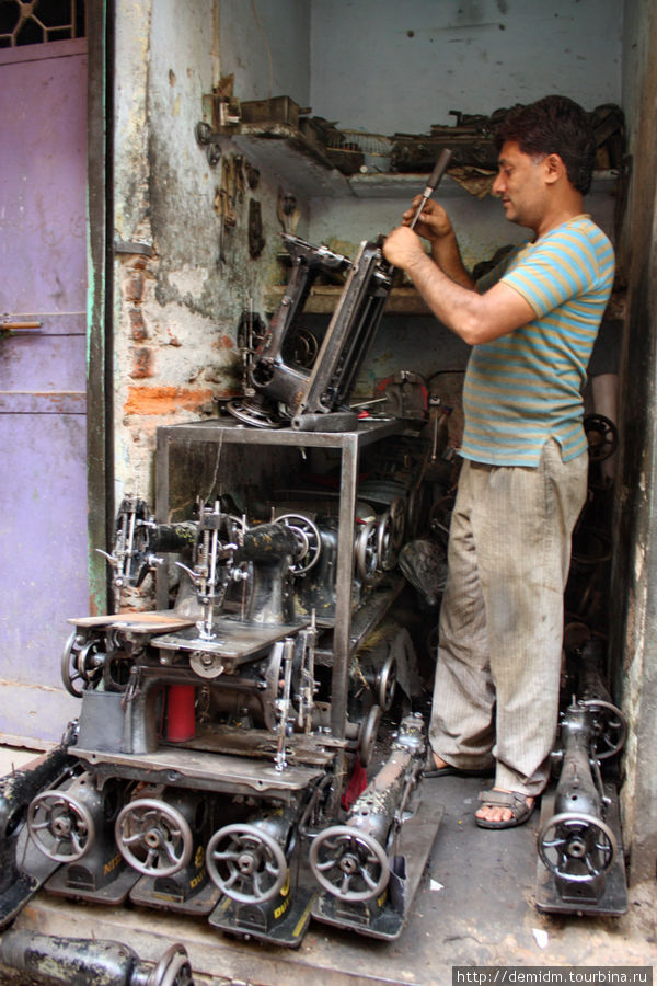 Мастер ремонтирует швейные машины Дели, Индия