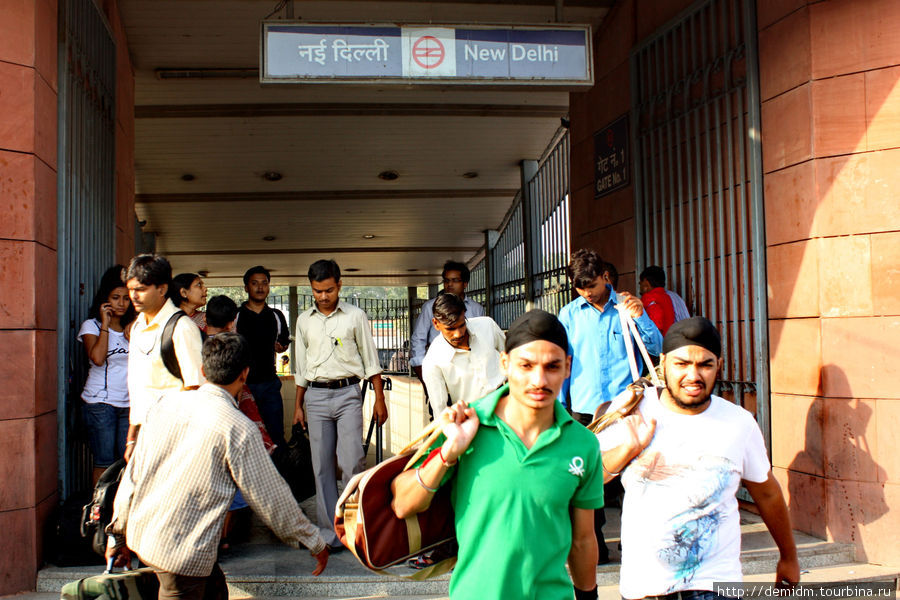 Вход на станцию метро Дели, Индия
