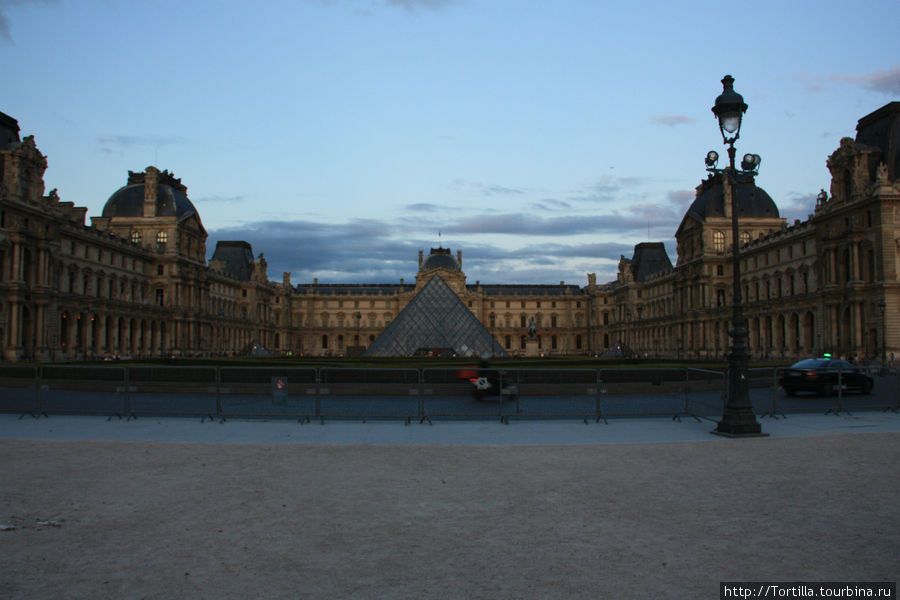 Вечер в Лувре Париж, Франция