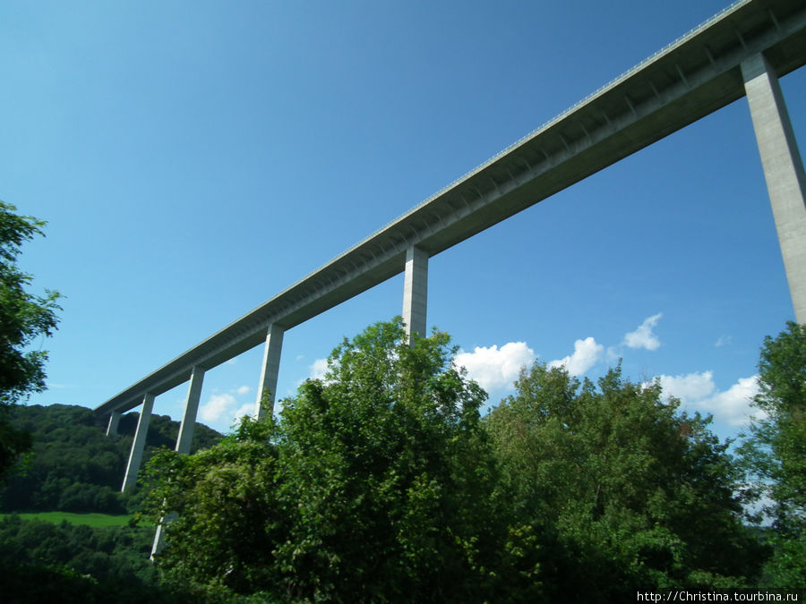 Мост по пути из Ильсхофена в Швебишь Халль. Швебиш-Халль, Германия