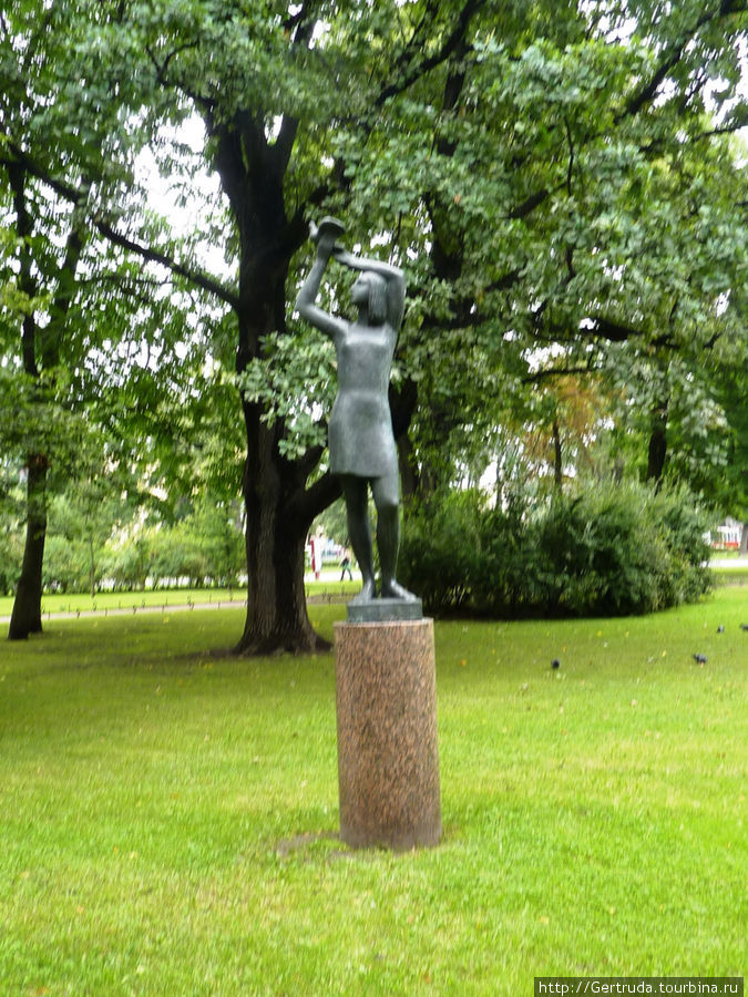 В Александровском парке немало подобных скульптур Санкт-Петербург, Россия