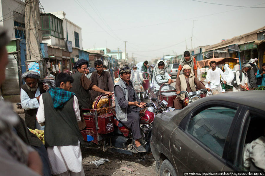 Машина на узких улочках рынка явно лишняя. Недовольные обладатели двухколесных транспортных средств нервничают и ругаются. Мазари-Шариф, Афганистан
