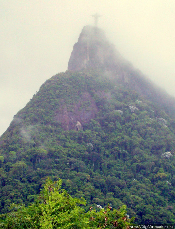 Туман укрыл Христа, и снизу его статую почти не видно Рио-де-Жанейро, Бразилия
