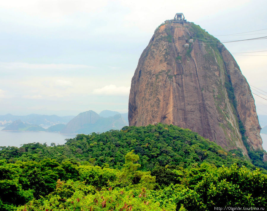 Визитная карточка Рио — гора Сахарная голова. Вершина горы  Пан-ду-Ассукар действительно напоминает конические очертания старинной расфасовки «сахарных голов». Рио-де-Жанейро, Бразилия
