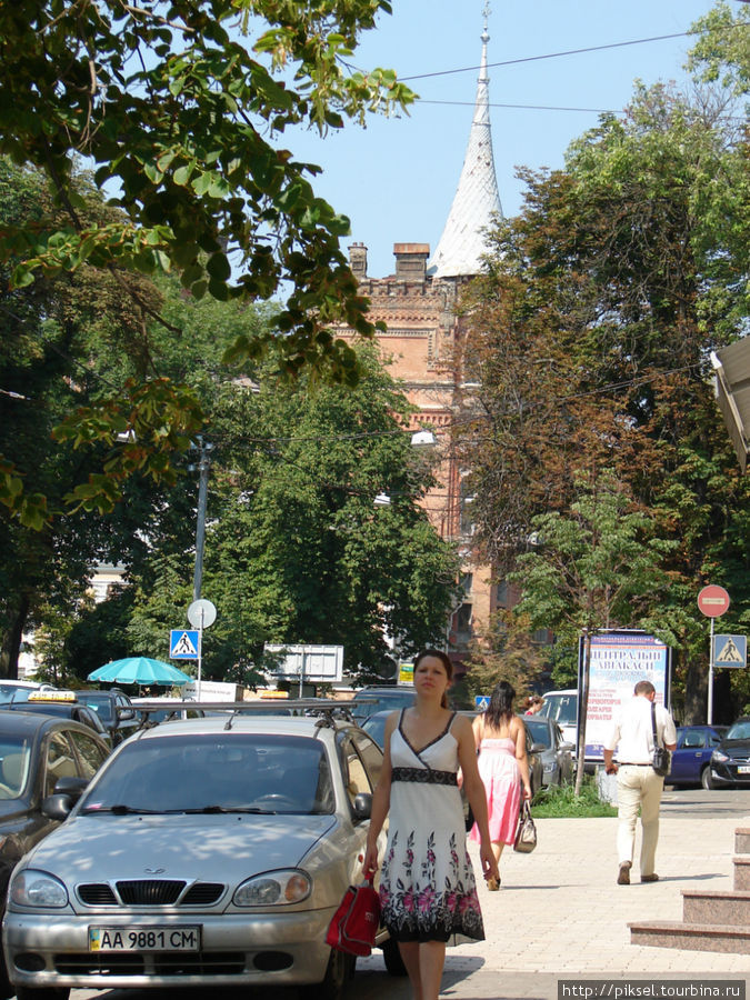 Вот так просматривается замок с территории Золотоворотского сквера, прилегающего непосредственно к историческому памятнику. Киев, Украина