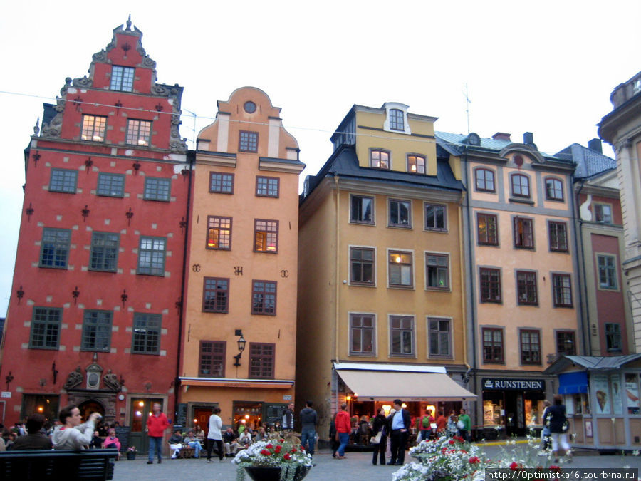 Центральная площадь Гамла стана — Stortorget. Видно 4 дома, а дом, в котором мы жили пятый справа (виден маленький кусочек). Не правда ли — отличное место! Стокгольм, Швеция