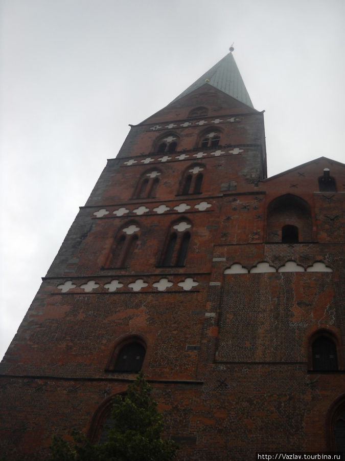 Одна из двух церковных колоколен