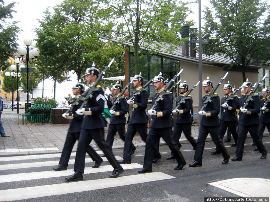 Солдаты идут к Королевскому Дворцу на смену караула. Стокгольм, Швеция