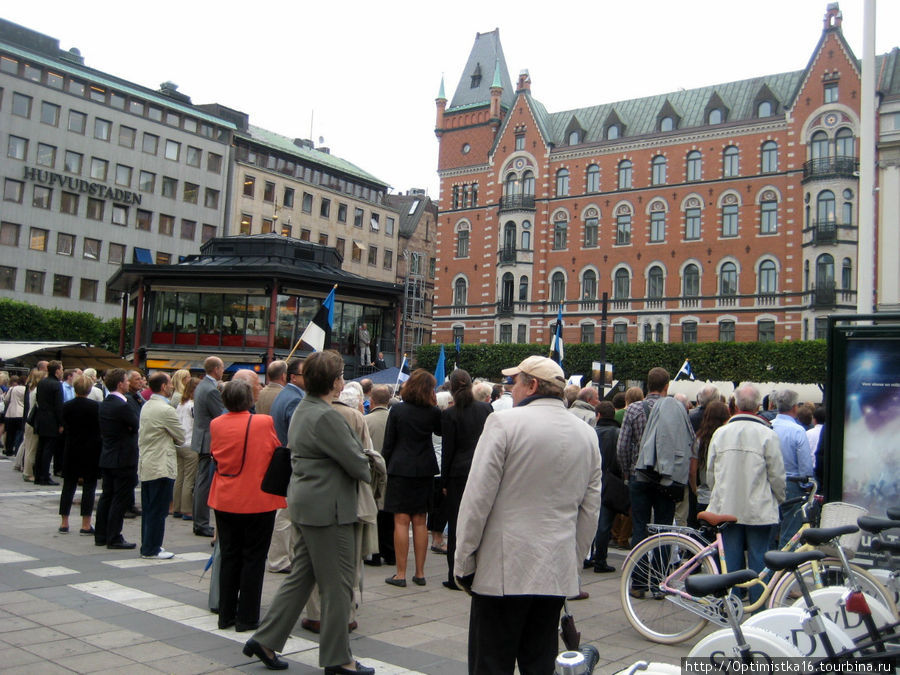 А это митинг, посвящённый годовщине восстановления независимости государств Балтии. Стокгольм, Швеция
