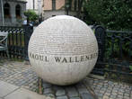 Это памятник Раулю Валленбергу.