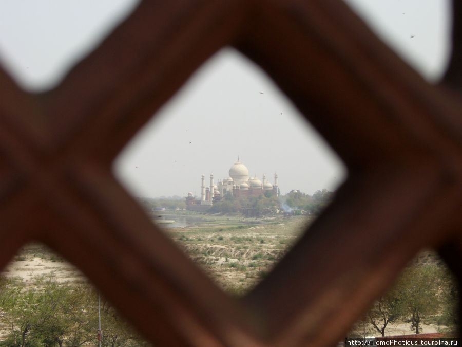 Вид на Тадж-Махал из окон Красного форта, Агра, Индия