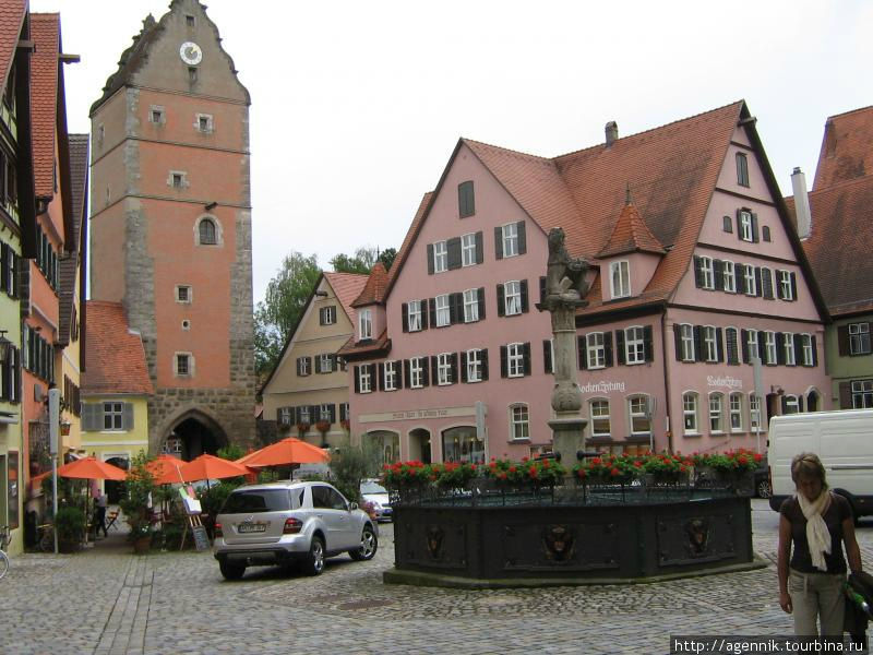 Фонтан с баварским львом и крепостная башня Динкельсбюль, Германия