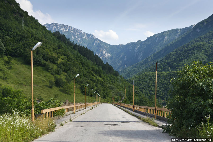 Одна из второстепенных дорог, уводящих в какое-то село Федерация Боснии и Герцеговины, Босния и Герцеговина