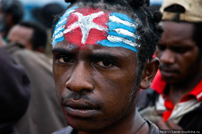 Это флаг независимого Папуа, символ сопротивления. Когда-то давно солдаты стреляли на поражения в тех, кто подымал этот флаг на территории Папуа. Сегодня за флаг сажают в тюрьму. Например, одному из руководителей KNPB дали 15 лет тюрьмы за Утреннюю Звезду. Вамена, Индонезия