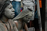 В Балиеме в знак траура женщины покрывают свое тело грязью.