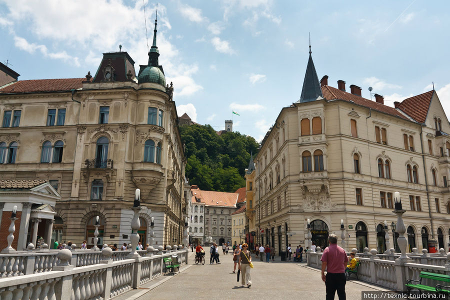 Над городом возвышается старая крепость, на неё можно забраться на фуникулёре. Любляна, Словения