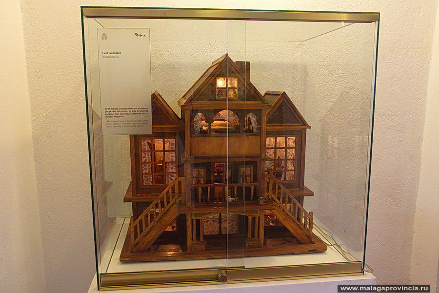 Австрийский дом, 1940 г. Австрия
Austrian house, 1940, marquetry work showing the effect of the passing of time, it nonetheless has a very special charm, especially in its neo-Gothic balcony Малага, Испания