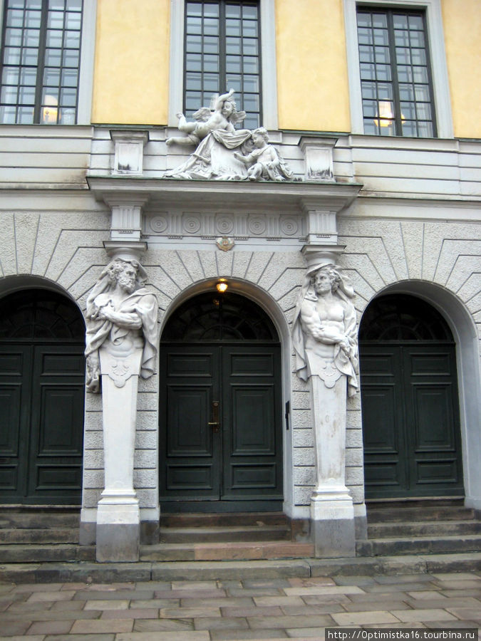 Произведение искусства: Портал Sandsten 
Откуда: Slottsbacken 4 Tessinska palatset 
С какого года: 1692 Стокгольм, Швеция