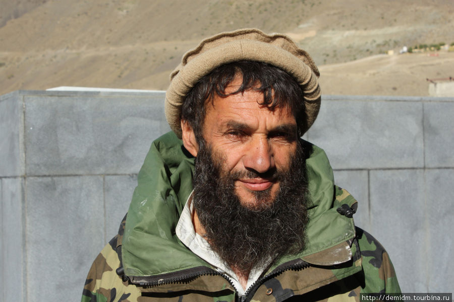 Личный охранник Мосуда, теперь охраняющий его и после смерти. Провинция Панджшер, Афганистан