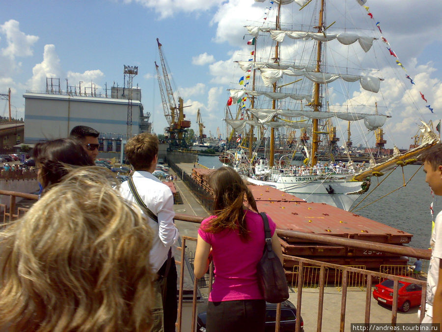 Сотни людей пришли посмотреть на парусник и подняться на его борт Молдова