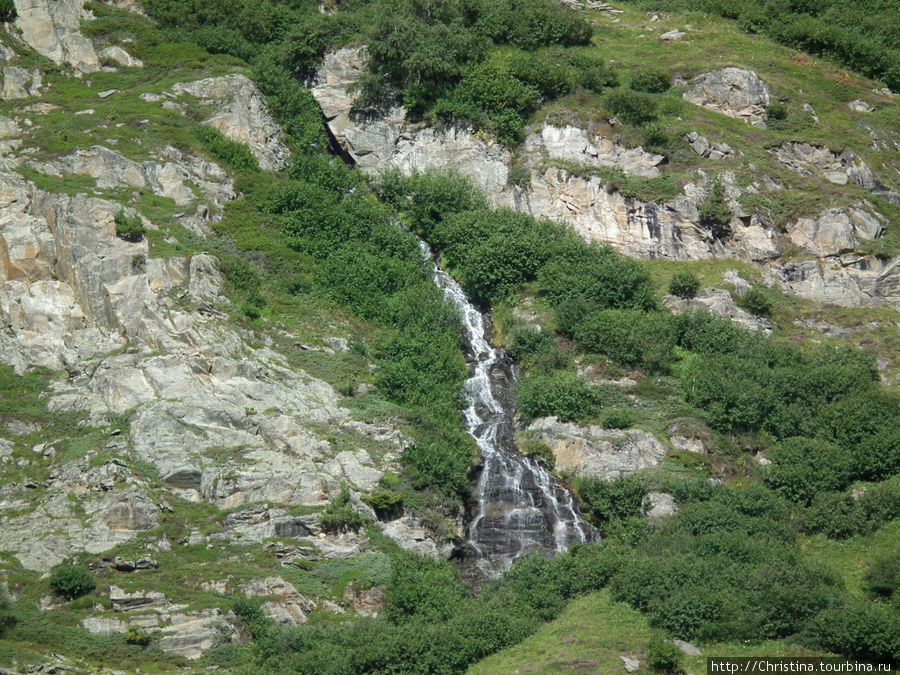 Один из множества водопадов.
В августе они уже почти пустые. Надо ехать в июне — тогда водопады бурные и полные. Обергургль, Австрия