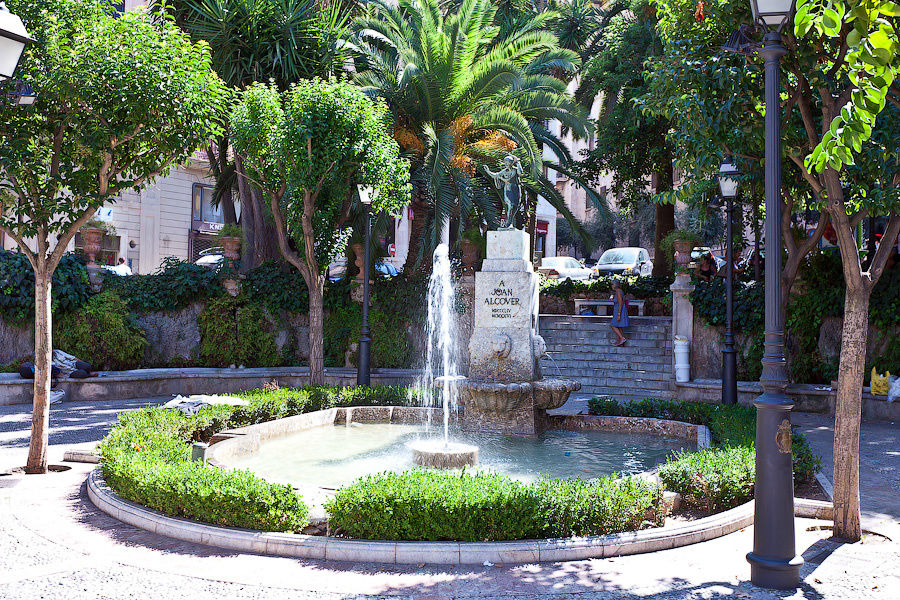 В городе — прекрасные фонтаны Пальма-де-Майорка, остров Майорка, Испания