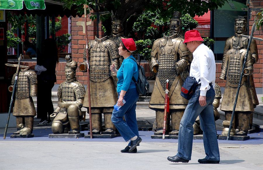 Рядом с комплексом много муляжей воинов с которыми можно сделать фото на память Сиань, Китай