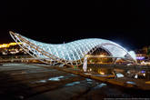 Мост состоит из 156-метрового стального каркаса, покрытого стеклом. Вся конструкция опирается на 4 мощных опоры. Попасть на мост можно как со стороны улицы Ираклия II и парка Рике, так и с набережных бульваров.
Мост был построен по инициативе президента Грузии Михаила Саакашвили. Заказчиком выступила мэрия Тбилиси. Мост был официально открыт 6 мая 2010 года.