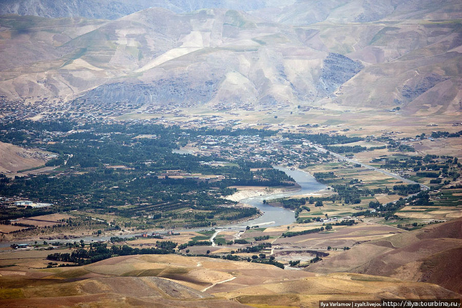 Вид на город сверху. Как видно, город очень зелёный. Файзабад, Афганистан